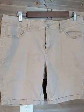 Lincoln Outfitters Classic Beige Cotton Shorts